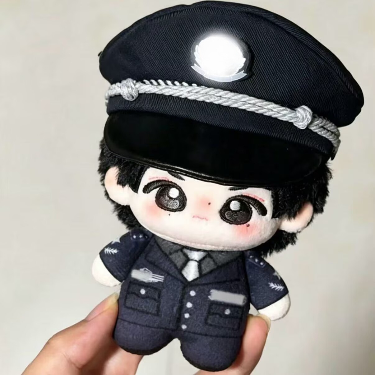 Liu Yuning présente une poupée - Anime Merchandise Cheap avis et prix